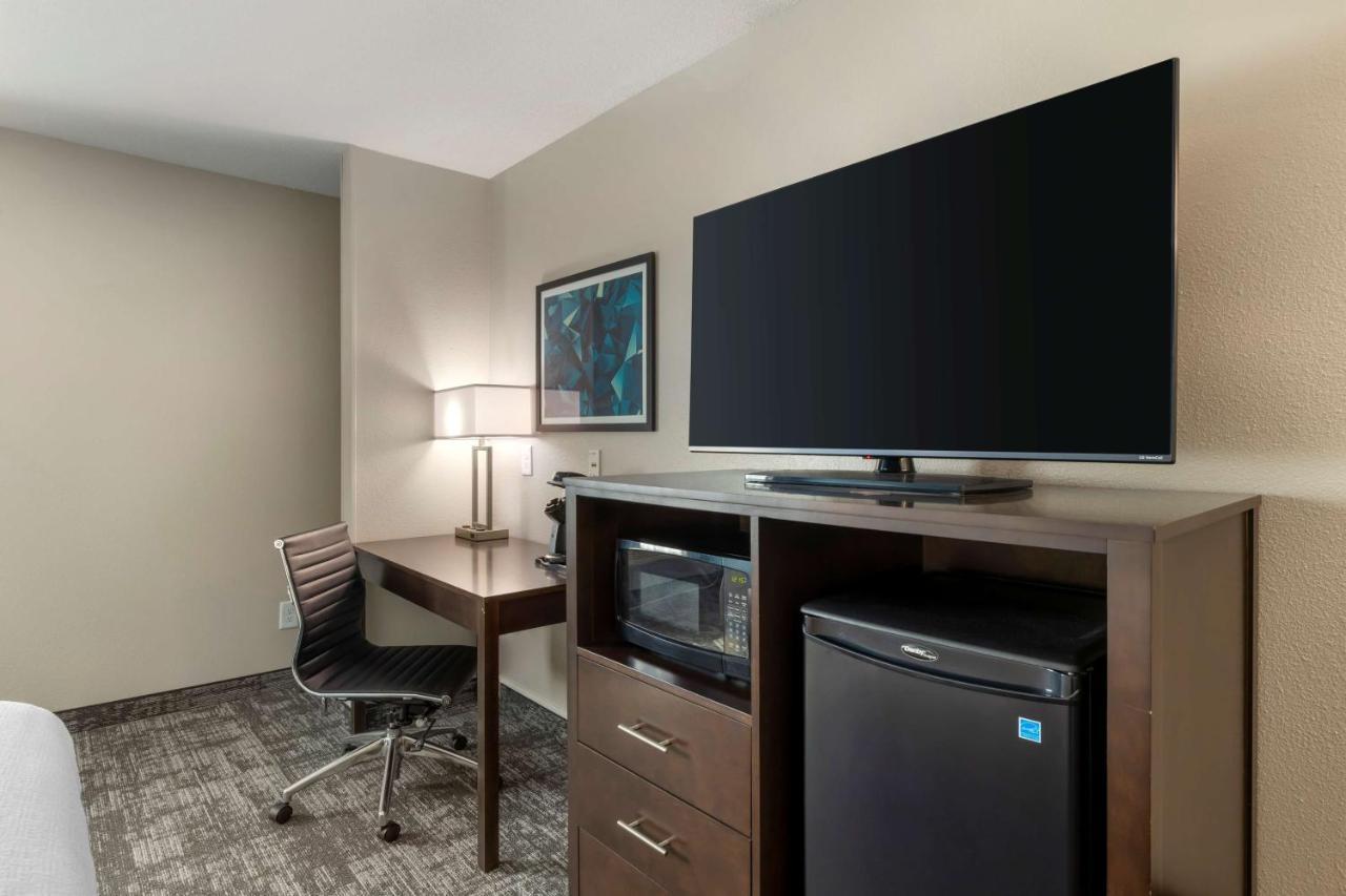 Western & Hotel 3*